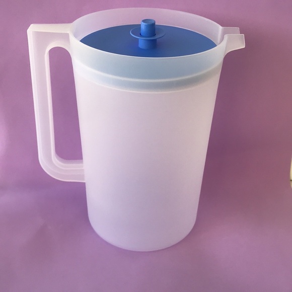 New Tupperware Classic Sheer Pitcher 4 Liter Clear & Blue Lid - Picture 6 of 8